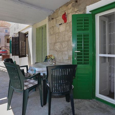 2 Bedroom Stunning Apartment In Kastel Kambelovac Kaštela Eksteriør bilde