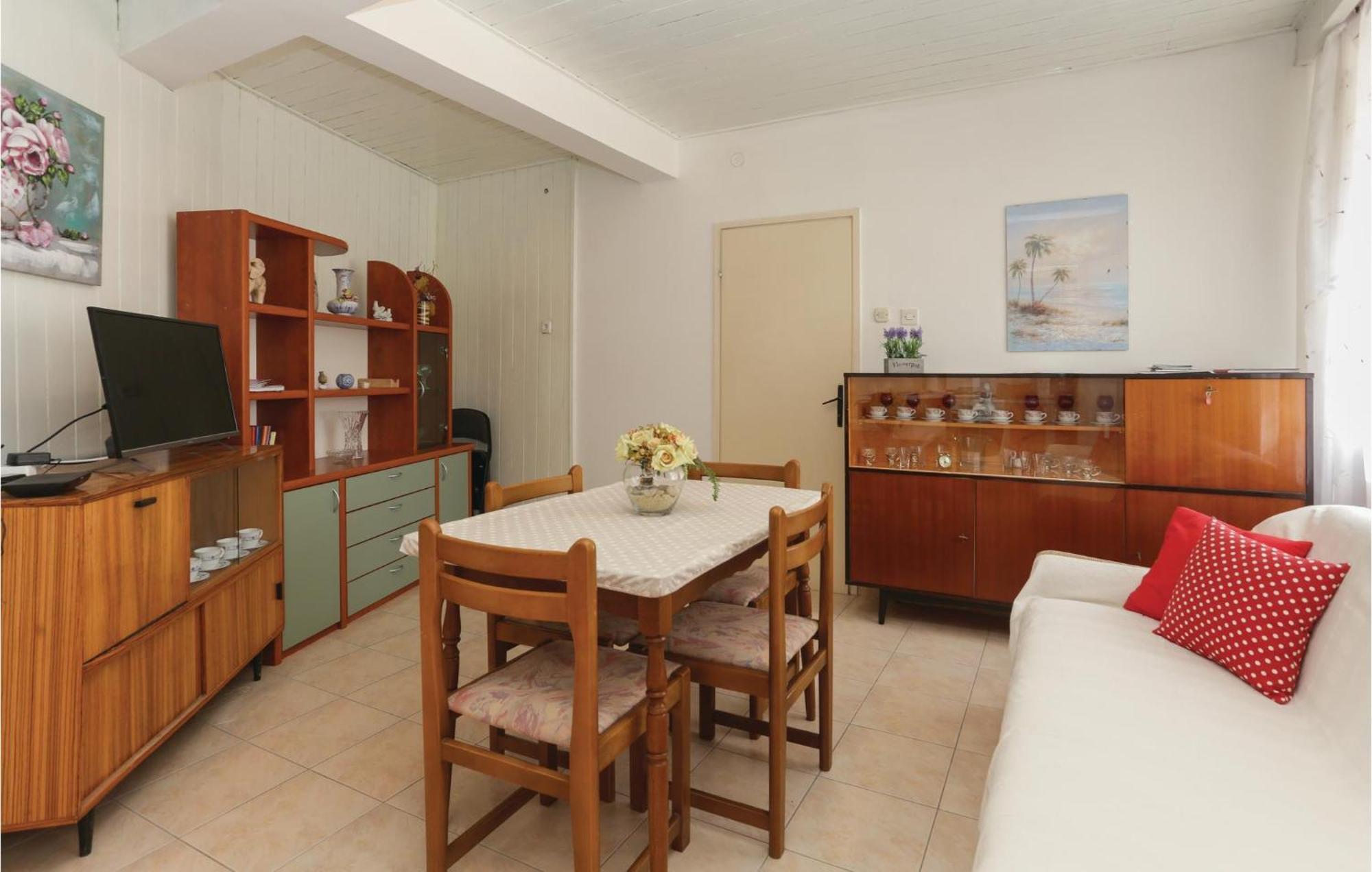 2 Bedroom Stunning Apartment In Kastel Kambelovac Kaštela Eksteriør bilde