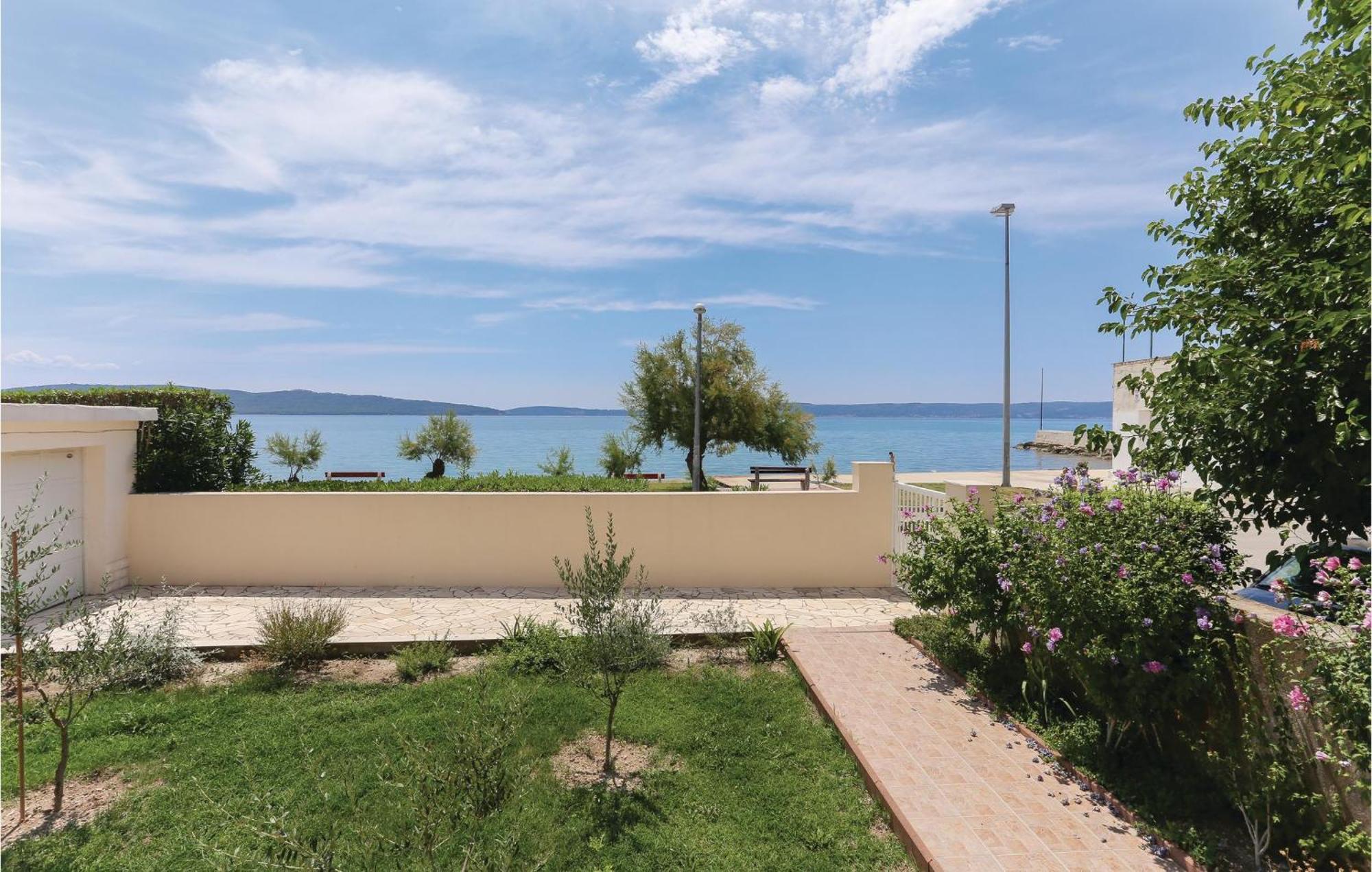 2 Bedroom Stunning Apartment In Kastel Kambelovac Kaštela Eksteriør bilde