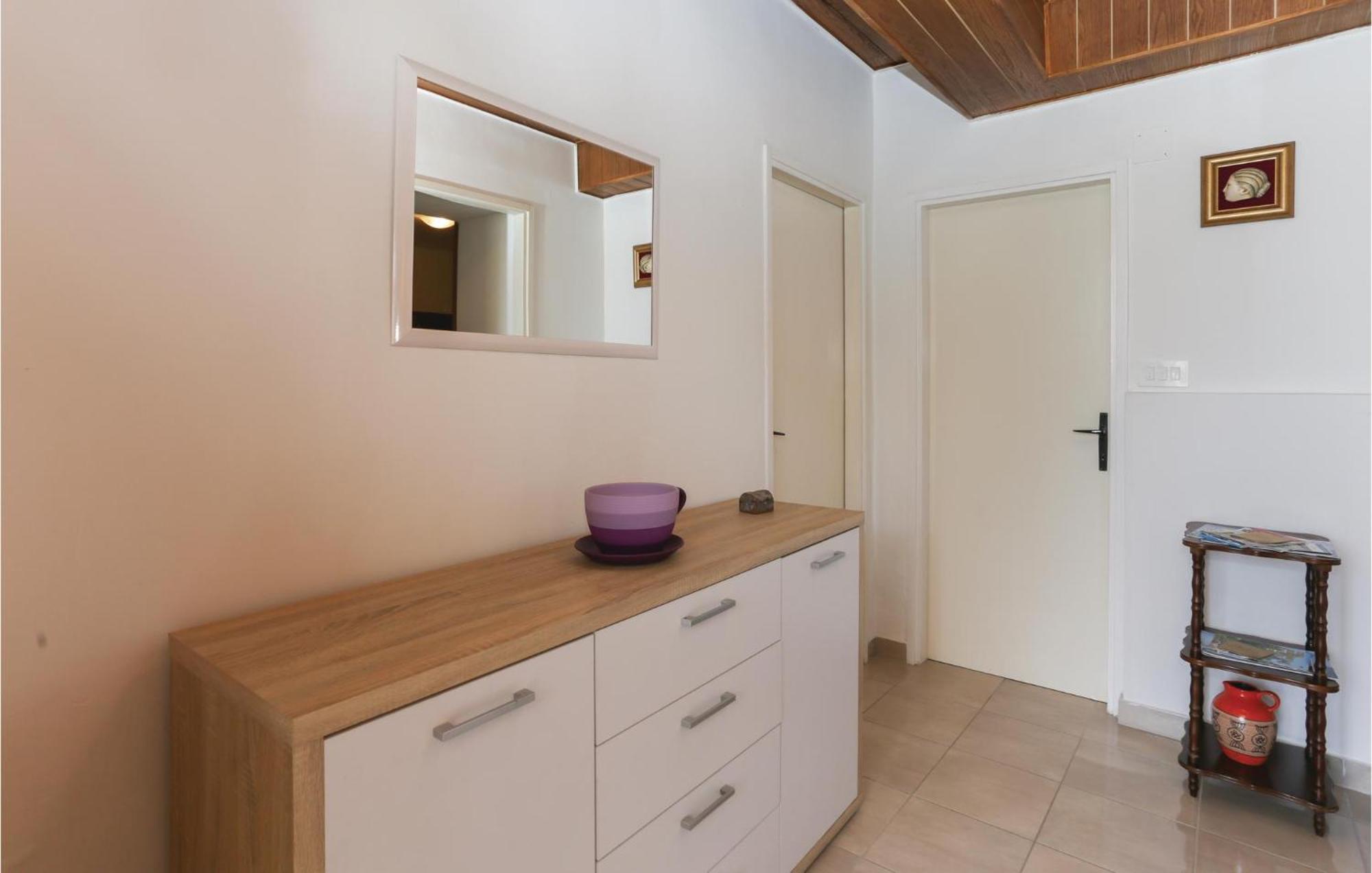 2 Bedroom Stunning Apartment In Kastel Kambelovac Kaštela Eksteriør bilde
