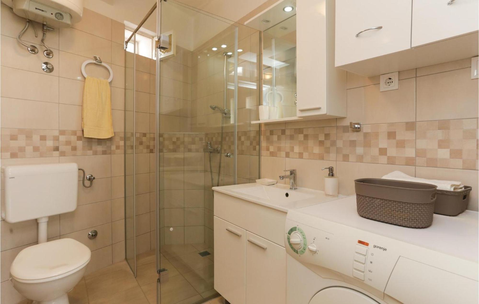 2 Bedroom Stunning Apartment In Kastel Kambelovac Kaštela Eksteriør bilde