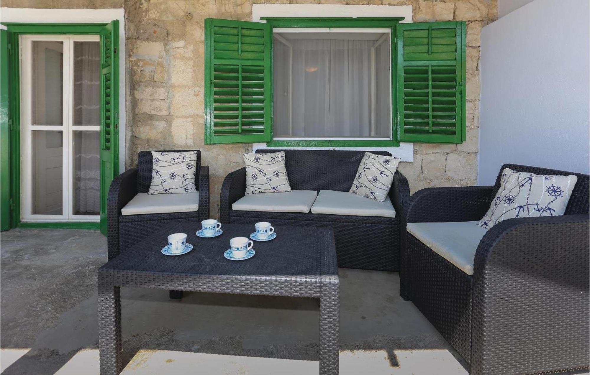 2 Bedroom Stunning Apartment In Kastel Kambelovac Kaštela Eksteriør bilde