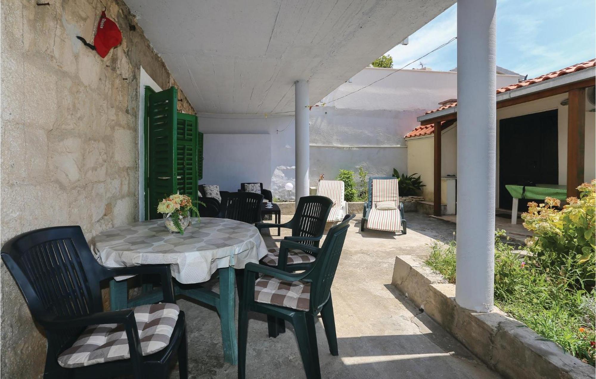 2 Bedroom Stunning Apartment In Kastel Kambelovac Kaštela Eksteriør bilde