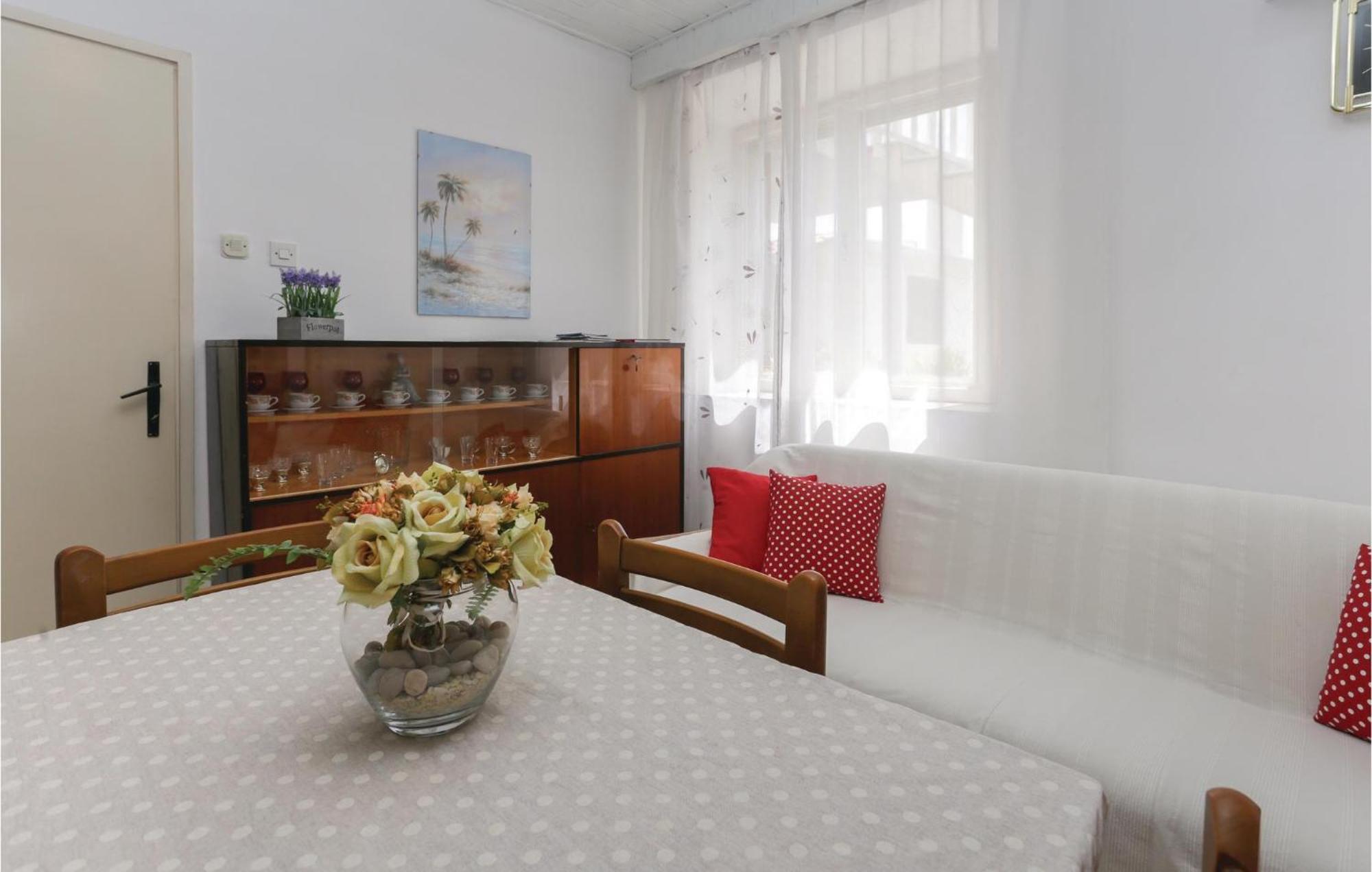 2 Bedroom Stunning Apartment In Kastel Kambelovac Kaštela Eksteriør bilde